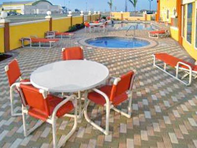 Super 8 By Wyndham Hidalgo/Mcallen Area Exteriör bild