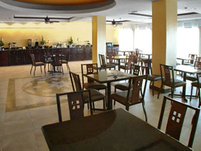 Super 8 By Wyndham Hidalgo/Mcallen Area Exteriör bild